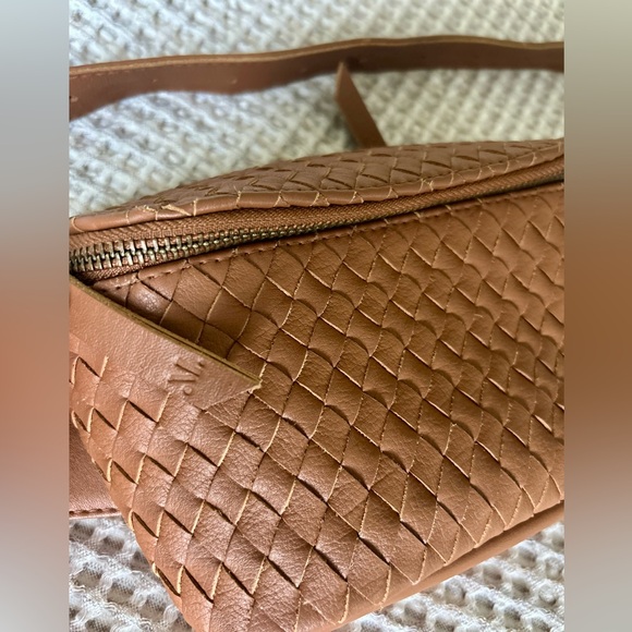 MANDRN the Remy woven crossbody fanny pack - Picture 3 of 8